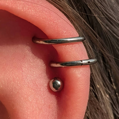 Kółko  clicker tytanowy G23 – srebrny kolczyk do piercingu