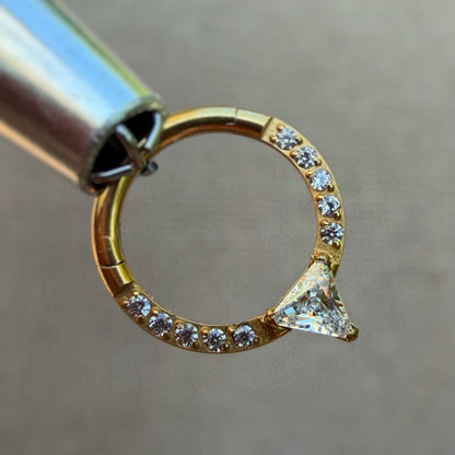 Tytanowy clicker Triangle z białymi cyrkoniami – kolczyk do piercingu ucha i nosa – złoty