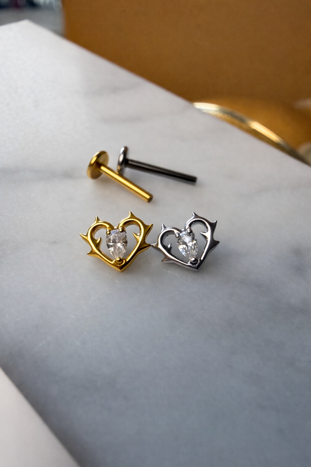 Tytanowy labret G23 w kształcie serca z cyrkonią – zloty kolczyk do piercingu