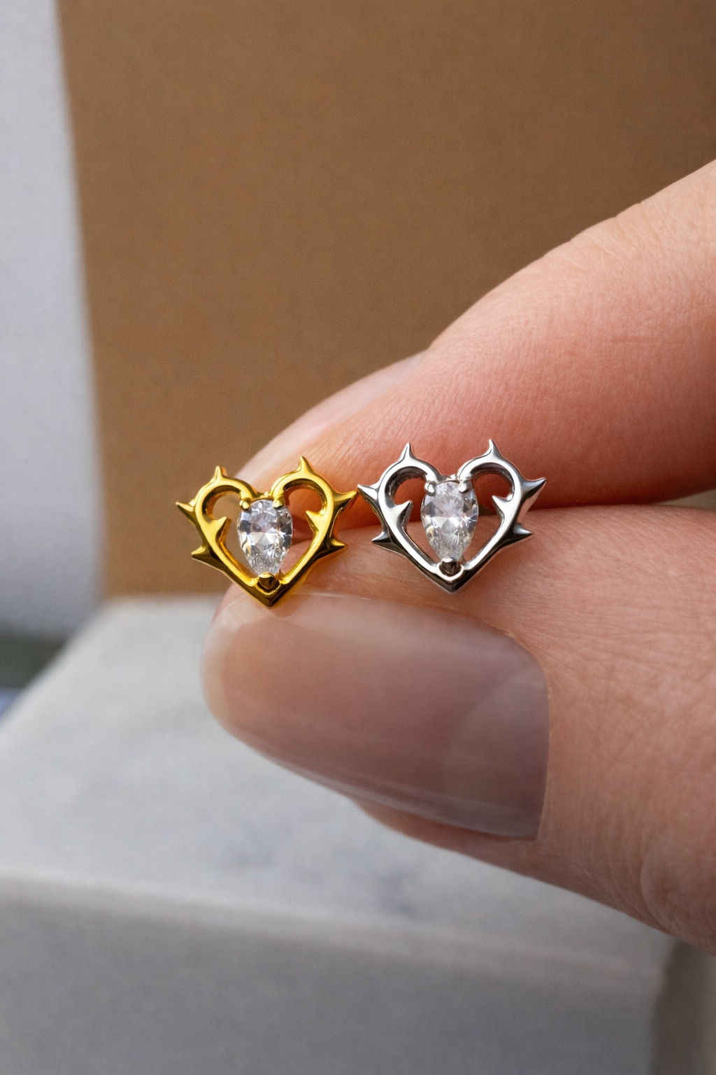 Tytanowy labret G23 w kształcie serca z cyrkonią – zloty kolczyk do piercingu