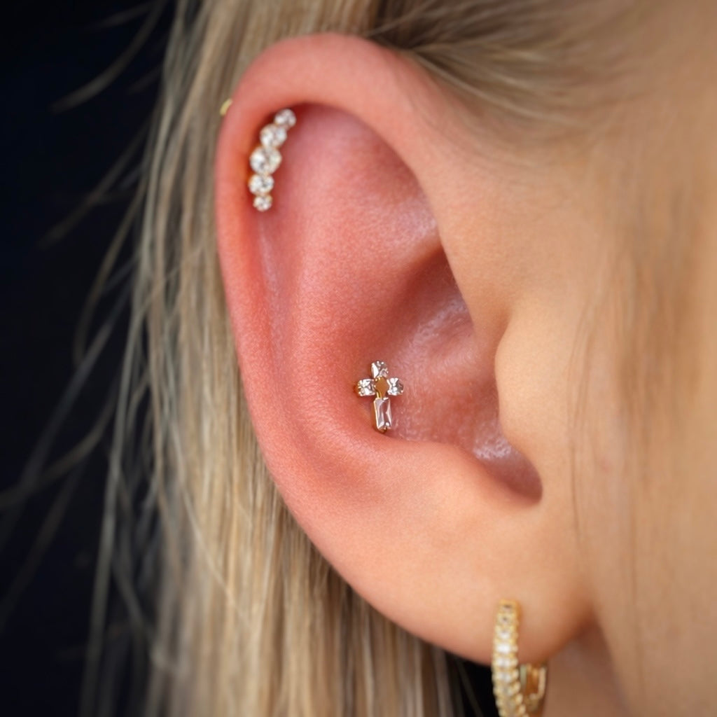 Kolczyk labret z cyrkoniami w kształcie krzyżyka – tytan ASTM F-136