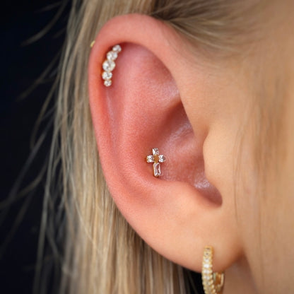 Kolczyk labret z cyrkoniami w kształcie krzyżyka – tytan ASTM F-136