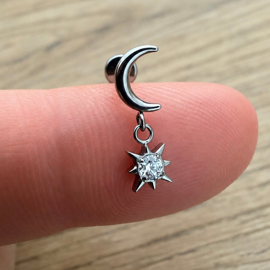 Tytanowy labret do piercingu ucha Księżyc z zawieszką Gwiazda – srebrny