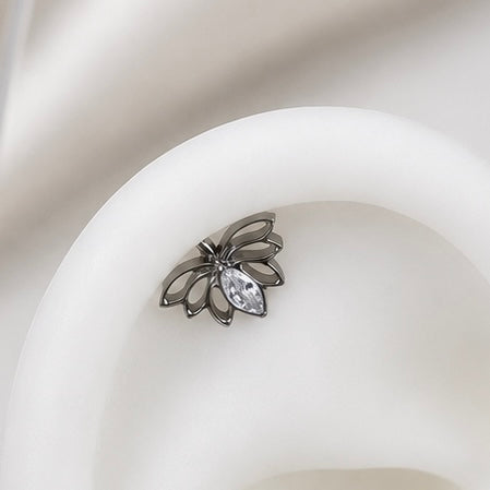 Tytanowy kolczyk labret do piercingu z kwiatem lotosu i białą cyrkonią- srebrny