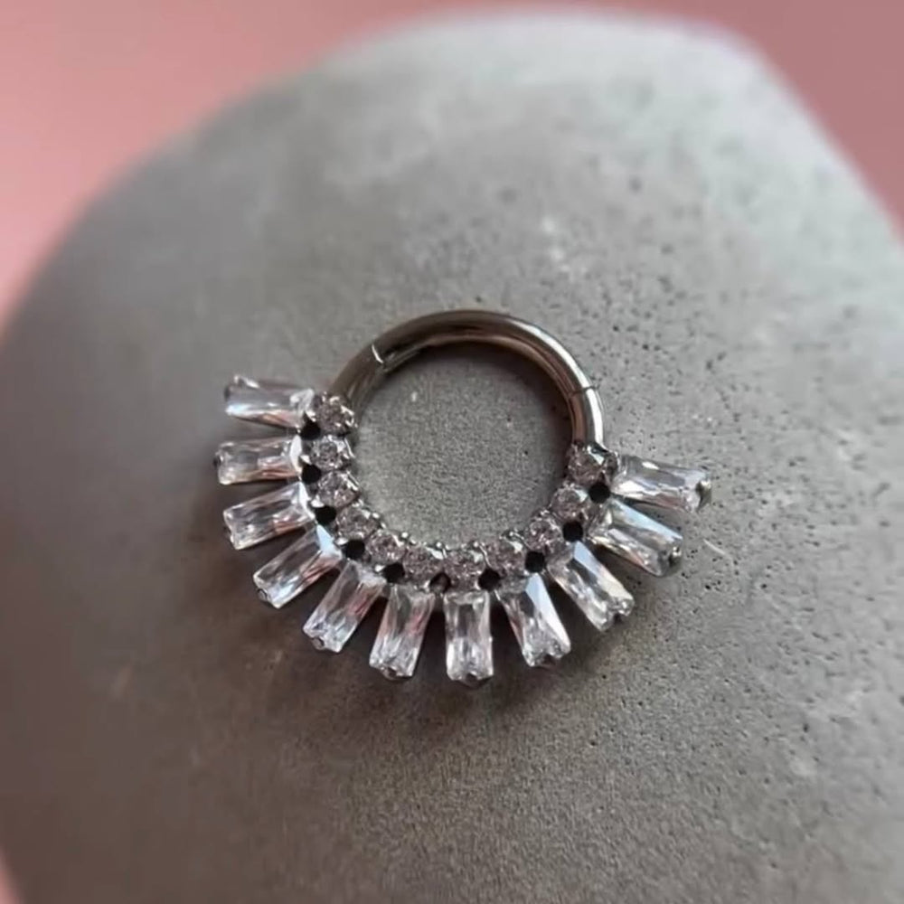 Tytanowe kółko CLICKER  z bialymi cyrkoniami PIERCING DAITH srebrny