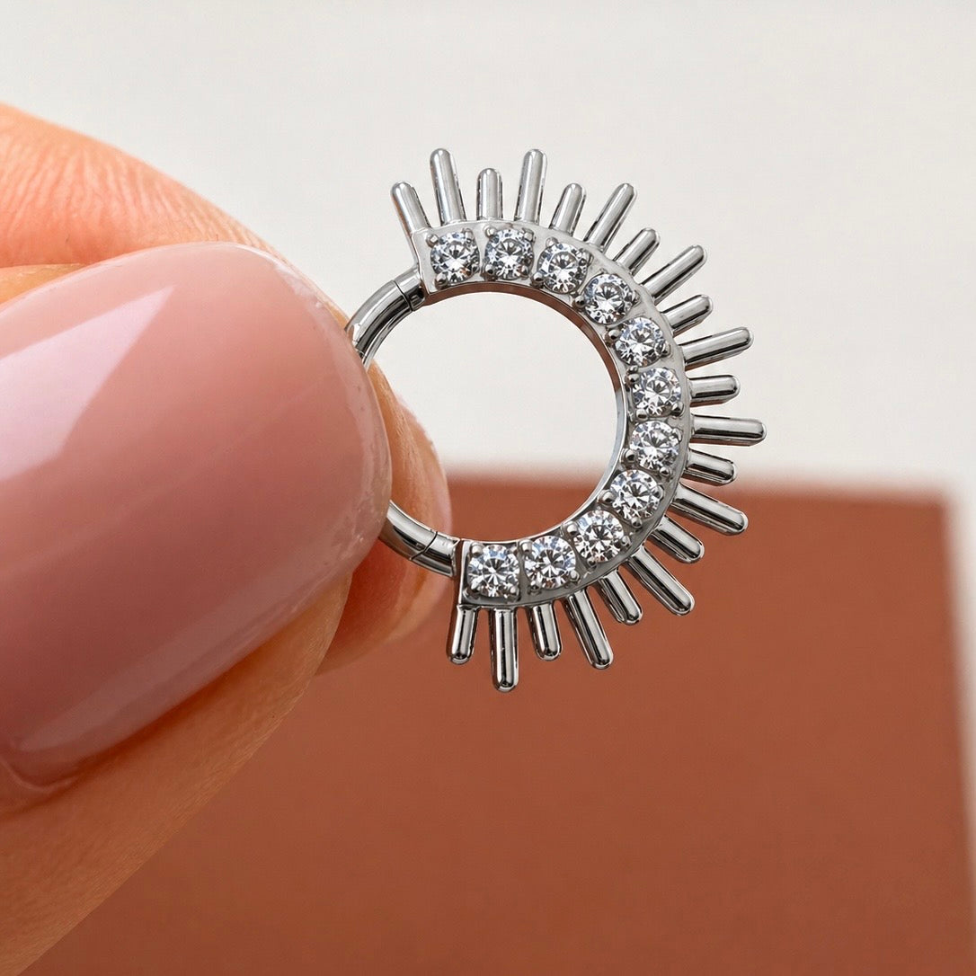 KOLCZYK DO PIERCINGU CLICKER SŁOŃCE Z CYRKONIAMI – SREBRNY