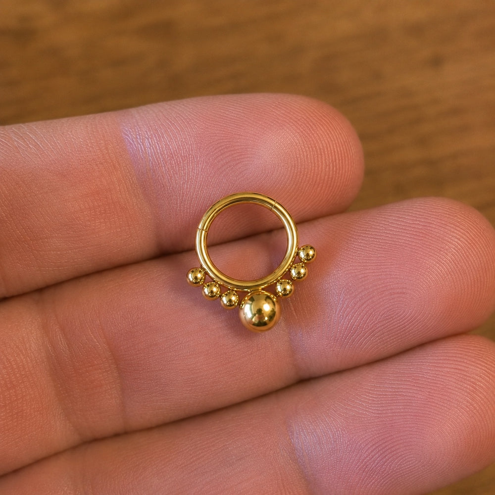 Kolczyk do piercingu ucha – tytanowy clicker z kulkami – złoty