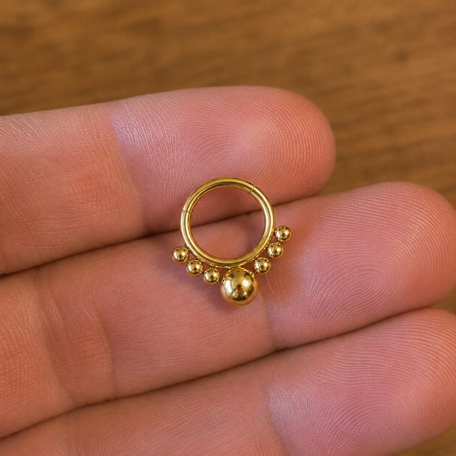 Kolczyk do piercingu ucha – tytanowy clicker z kulkami – złoty