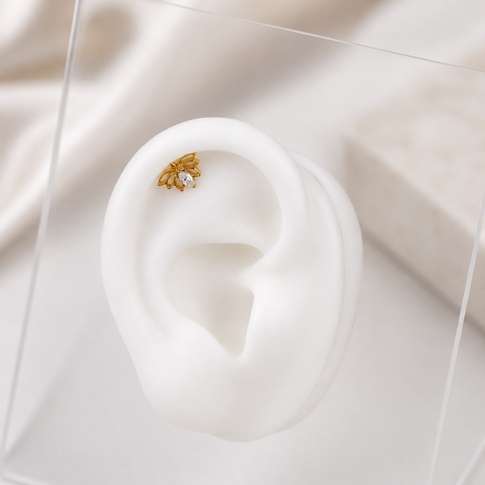 Tytanowy kolczyk labret do piercingu z kwiatem lotosu i białą cyrkonią – złoty