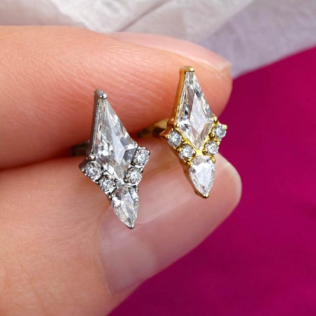 Labret tytanowy z białymi cyrkoniami – kolczyk do piercingu ucha SREBRNY