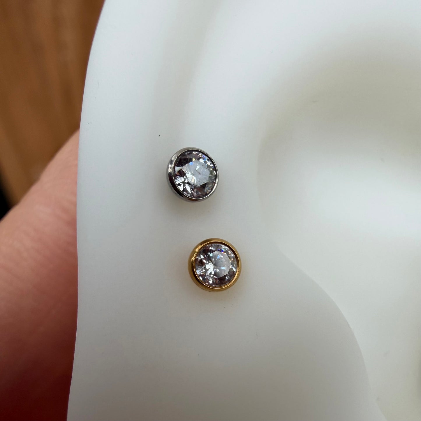 Labret do piercingu ucha z cyrkonią –  kolczyk tytanowy srebrny