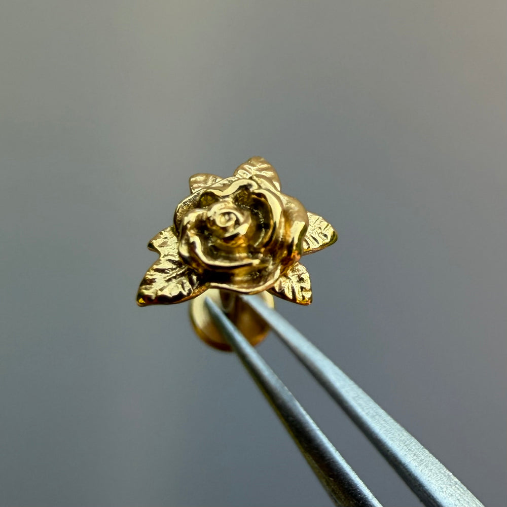 Tytanowy kolczyk do piercingu ucha – labret z różą – złoty