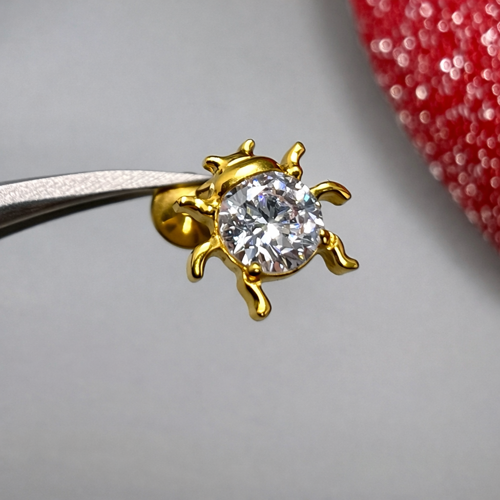 KOLCZYK DO PIERCINGU PAJĄK Z CYRKONIĄ – TYTAN ASTM F-136 ZŁOTY LABRET