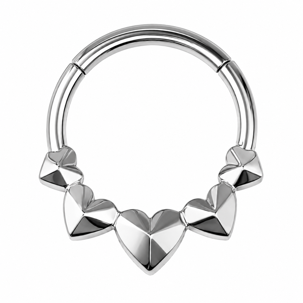 Kolczyk do piercingu ucha – tytanowy clicker z sercami – srebrny