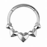 Kolczyk do piercingu ucha – tytanowy clicker z sercami – srebrny
