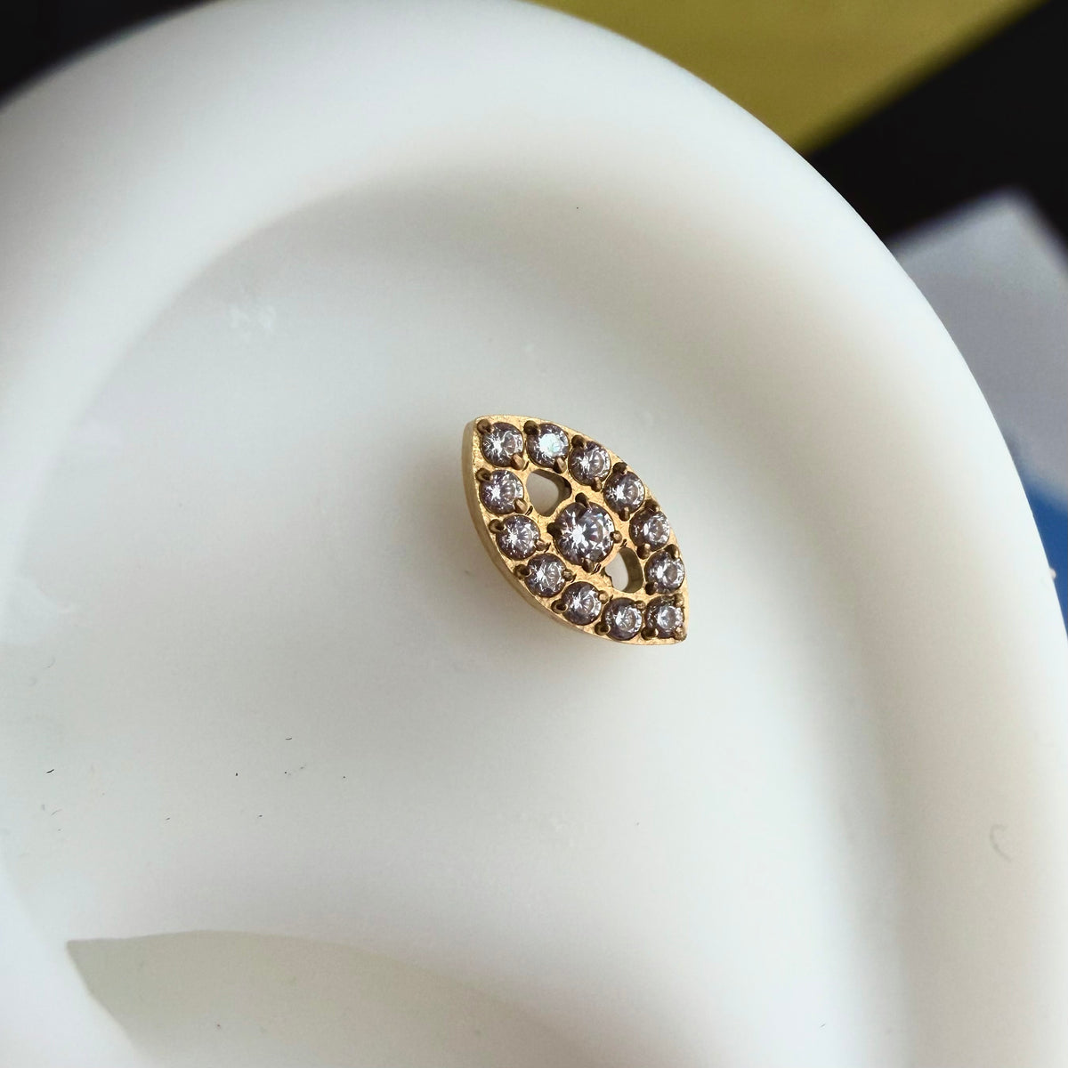 LABRET DO PIERCINGU UCHA Z CYRKONIAMI -KOLCZYK TYTANOWY,ZŁOTY
