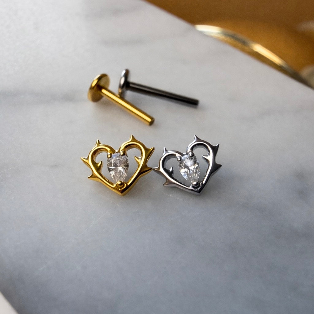 Labret do piercingu ucha  w kształcie serca z cyrkonią – srebrny