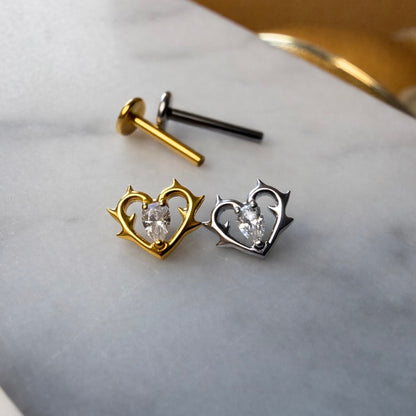 Labret do piercingu ucha  w kształcie serca z cyrkonią – srebrny