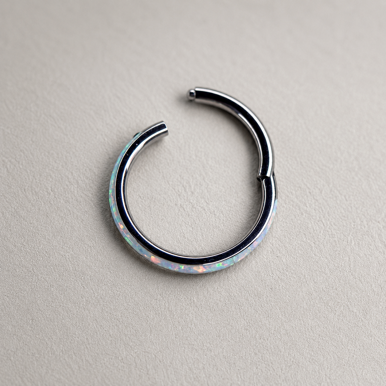 Tytanowy clicker  z opalem – kolczyk do piercingu ucha i nosa - srebrny