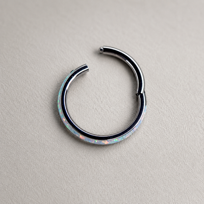 Tytanowy clicker  z opalem – kolczyk do piercingu ucha i nosa - srebrny