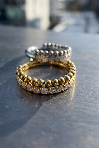 Złote  tytanowe kółko clicker z białymi cyrkoniami I KULKAMI