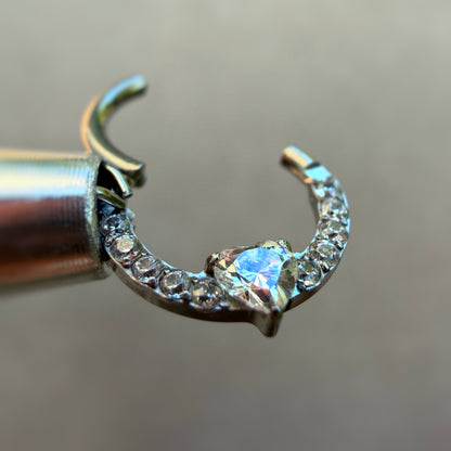 Tytanowy clicker Heart Shine z białymi cyrkoniami – kolczyk do piercingu ucha –srebrny
