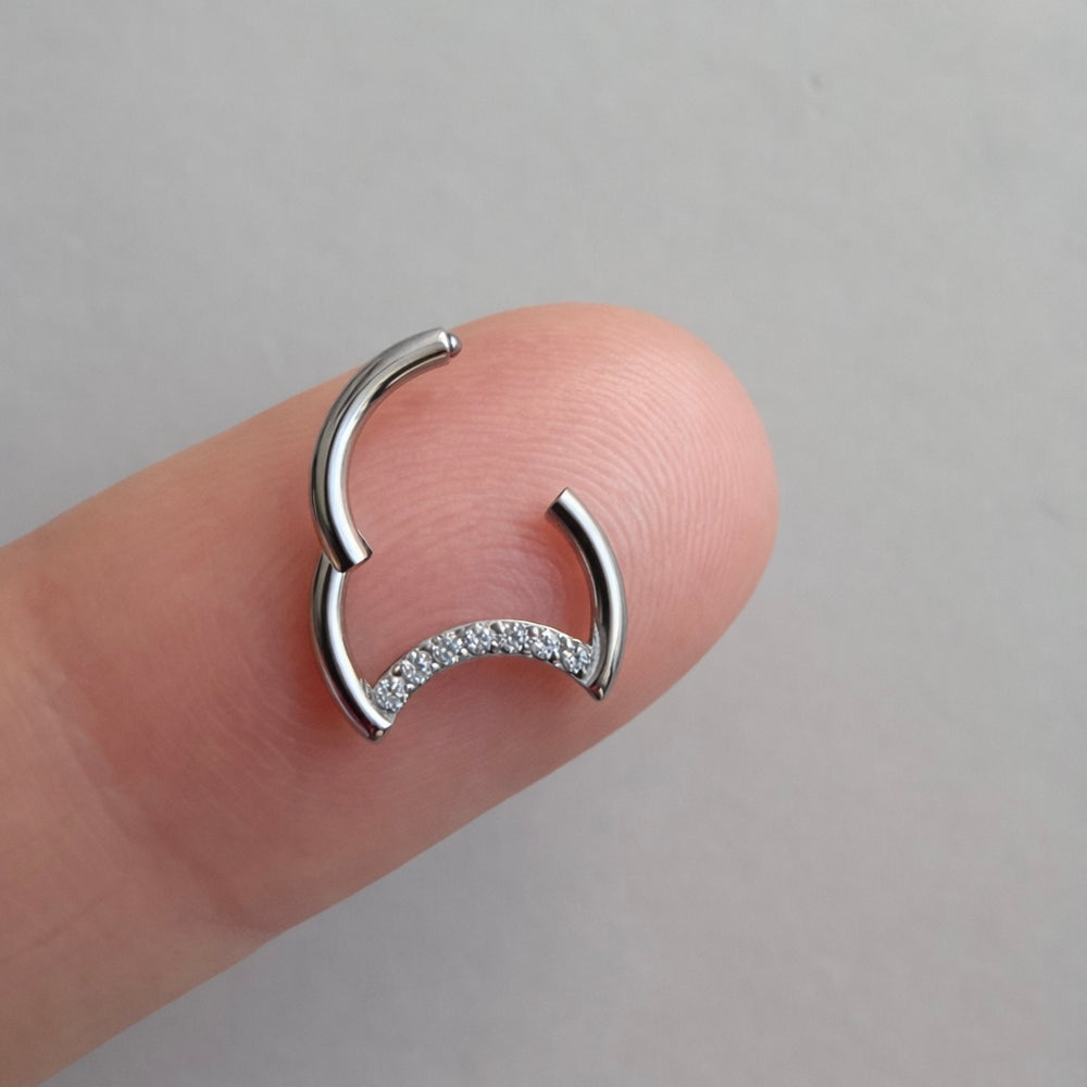 TYTANOWY KOLCZYK CLICKER Z CYRKONIAMI SREBRNY