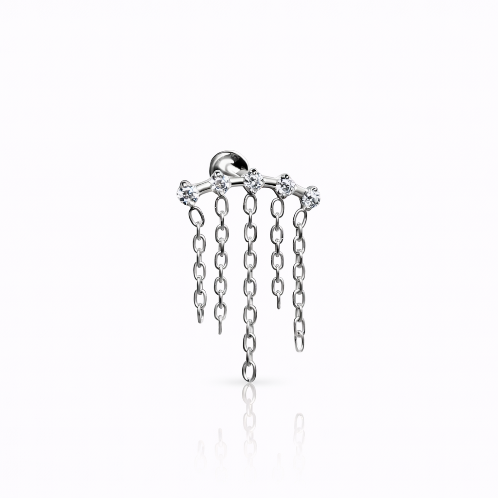 LABRET TYTANOWY Z ŁAŃCUSZKAMI I CYRKONIAMI – KOLCZYK DO PIERCINGU UCHA SREBRNY