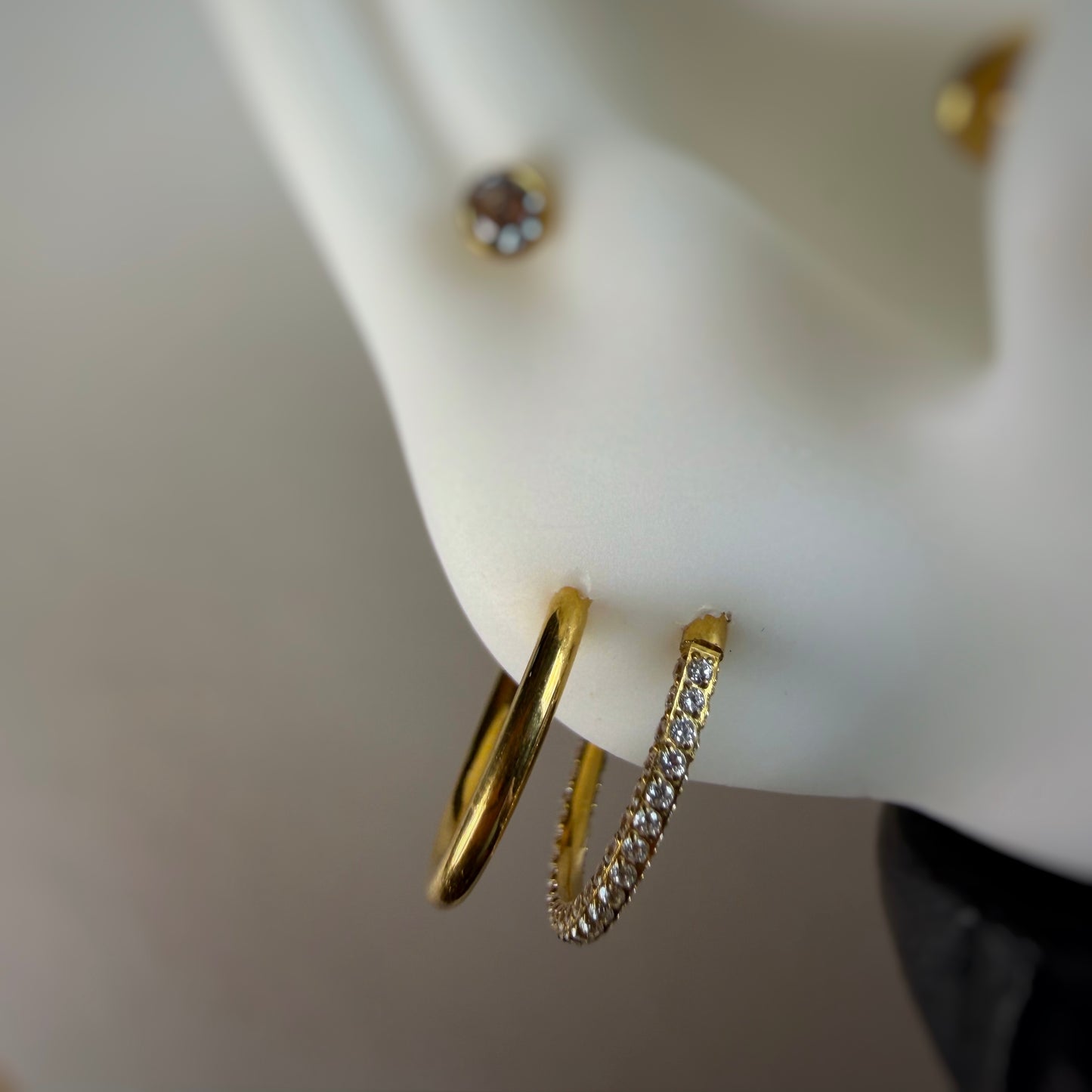 Kolczyk do piercingu typu clicker z cyrkoniami – złoty