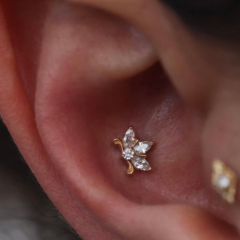 Tytanowy kolczyk labret Iris z białymi cyrkoniami – złoty