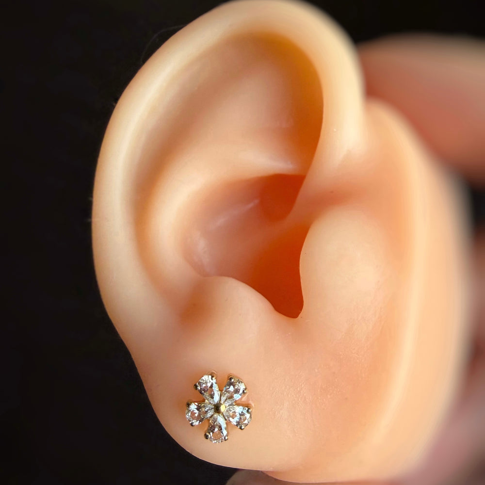 TYTANOWY LABRET DO PIERCINGA UCHA - KWIAT Z CYRKONIAMI ZŁOTY