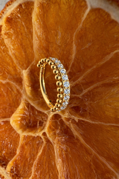 Złote  tytanowe kółko clicker z białymi cyrkoniami I KULKAMI