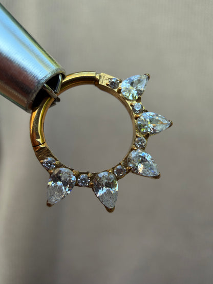 Tytanowy clicker Crown z białymi cyrkoniami – kolczyk do piercingu ucha  – złoty
