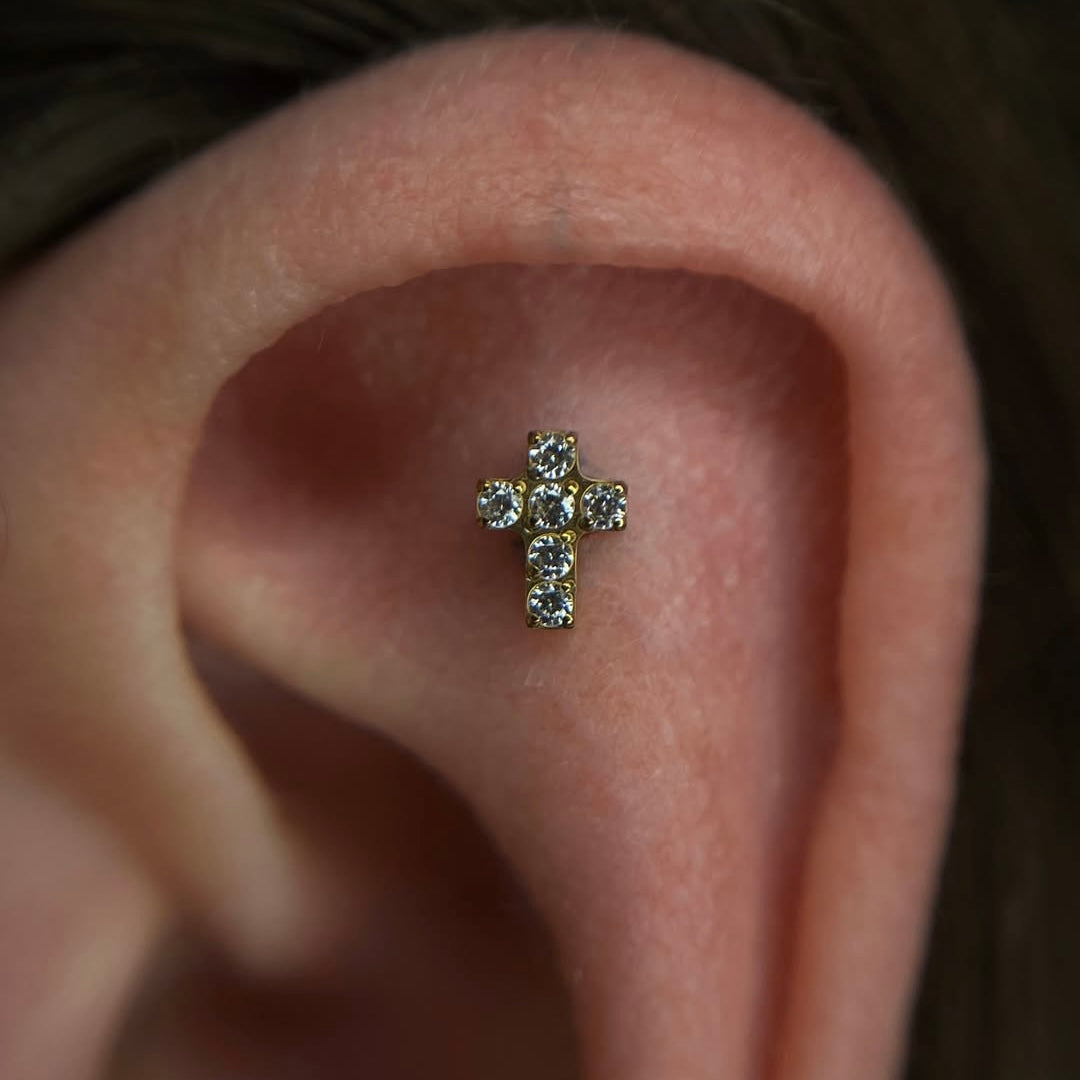 Tytanowy labret krzyż z białymi cyrkoniami – kolczyk do piercingu - złoty