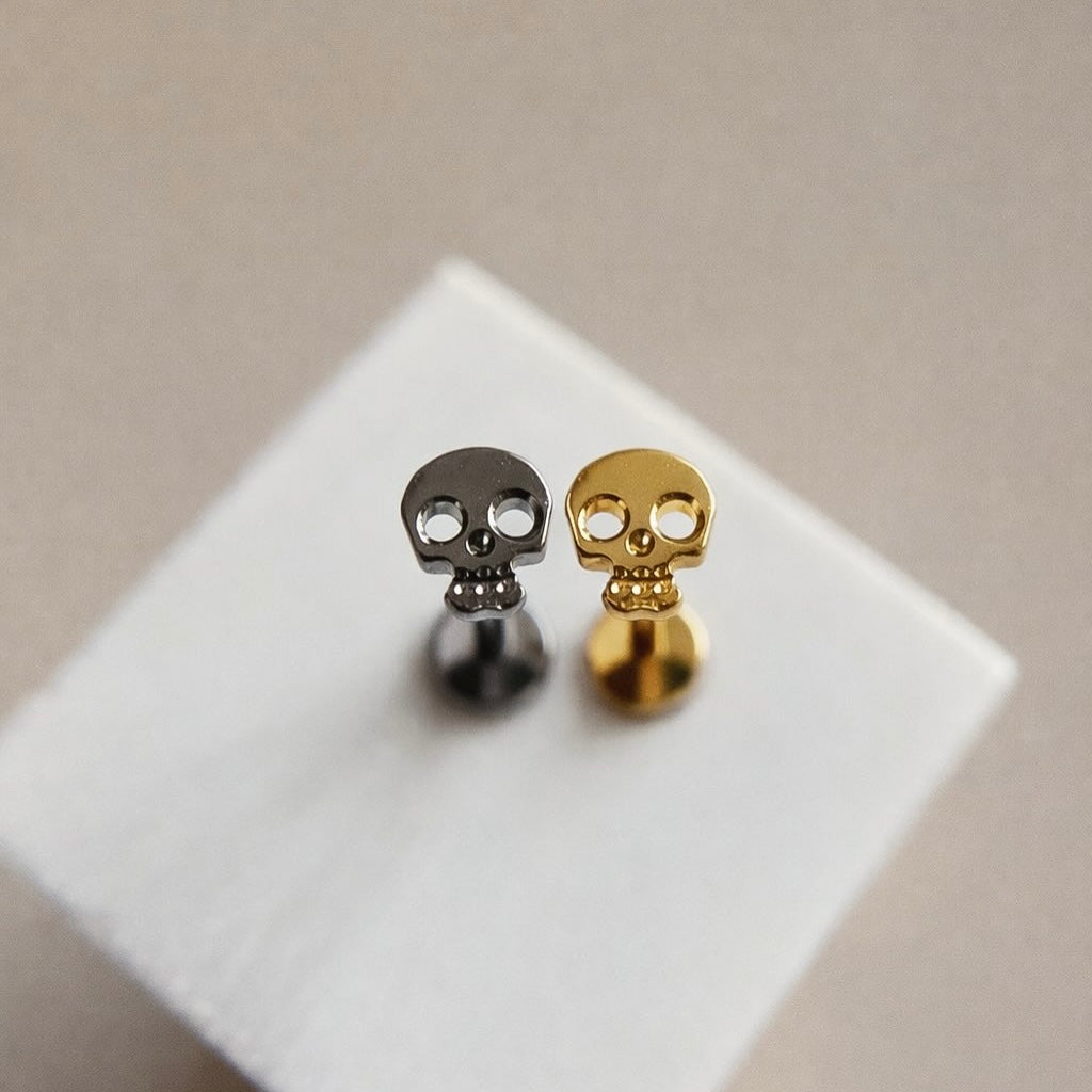 Tytanowy labret do piercingu ucha z motywem czaszki – złoty