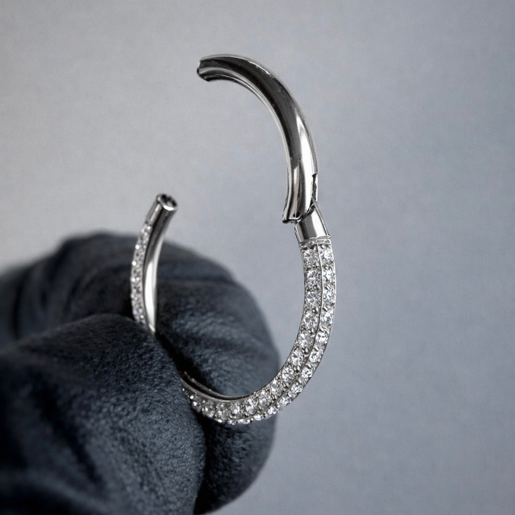 Kolczyk do piercingu typu clicker z cyrkoniami – srebrny