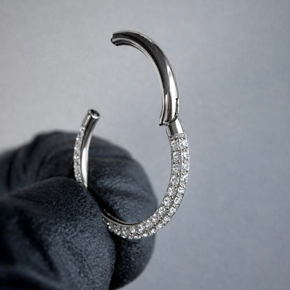 Kolczyk do piercingu typu clicker z cyrkoniami – srebrny