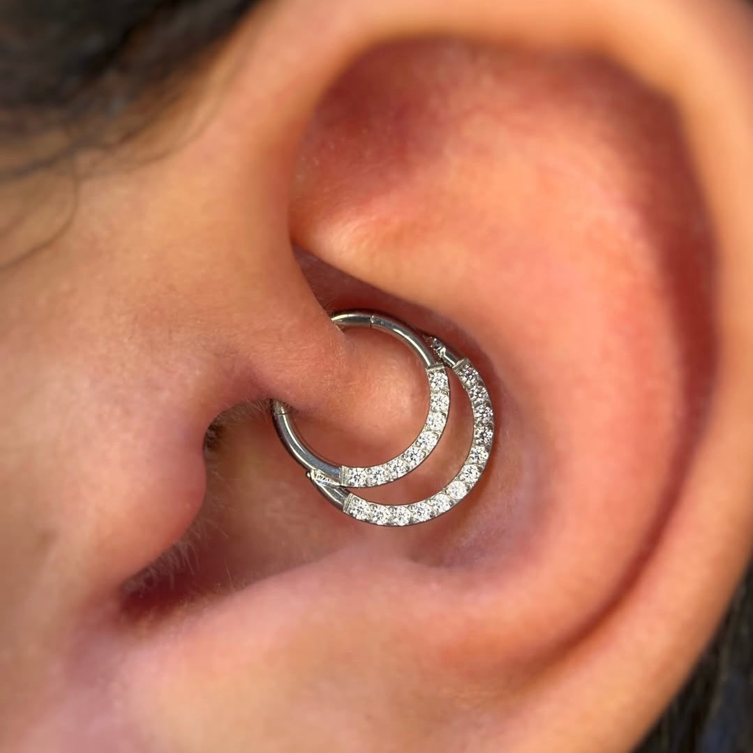 Tytanowy podwójny clicker do piercingu ucha z cyrkoniami – srebrny