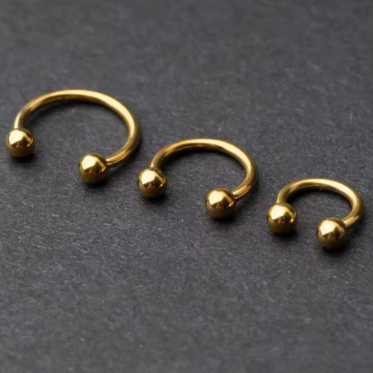 TYTANOWA PODKOWA Z DWOMA KULKAMI – GWINT ZEWNĘTRZNY ZŁOTA