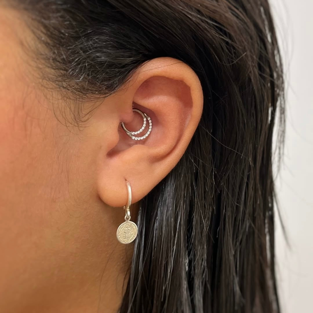 Tytanowy podwójny clicker do piercingu ucha z cyrkoniami – srebrny