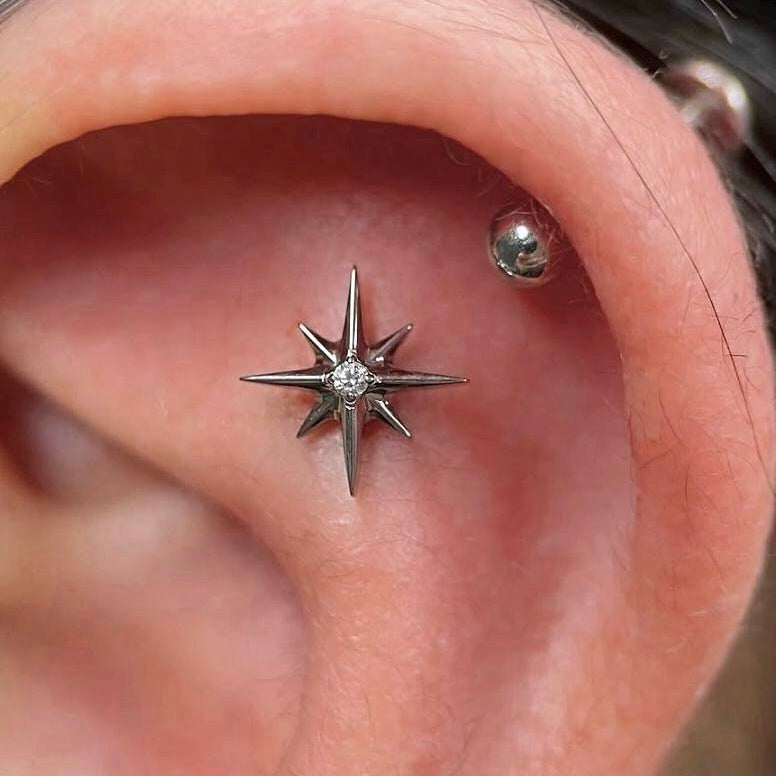 Tytanowy kolczyk gwiazda z cyrkonią – srebrny  kolczyk do piercingu
