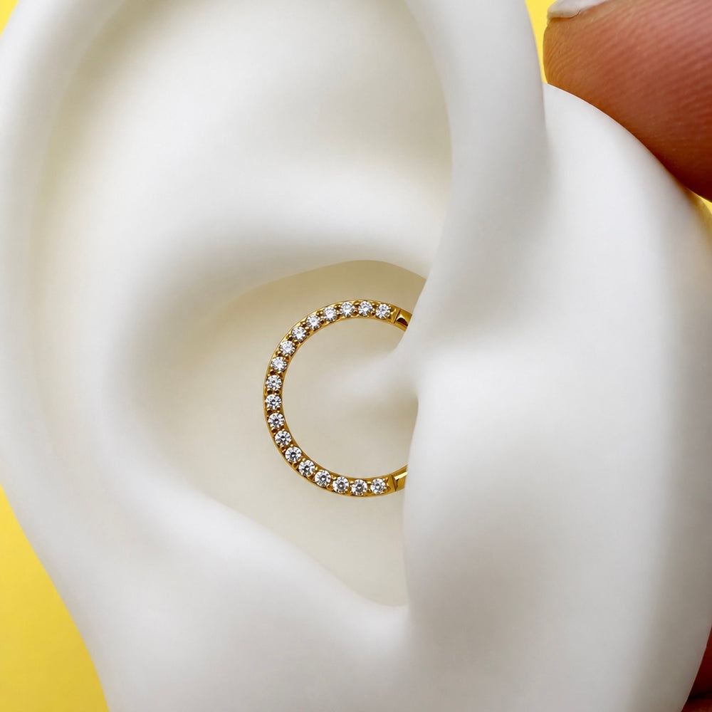 KOLCZYK CLICKER DO PIERCINGU UCHA Z  CYRKONIAMI – TYTANOWY ZŁOTY