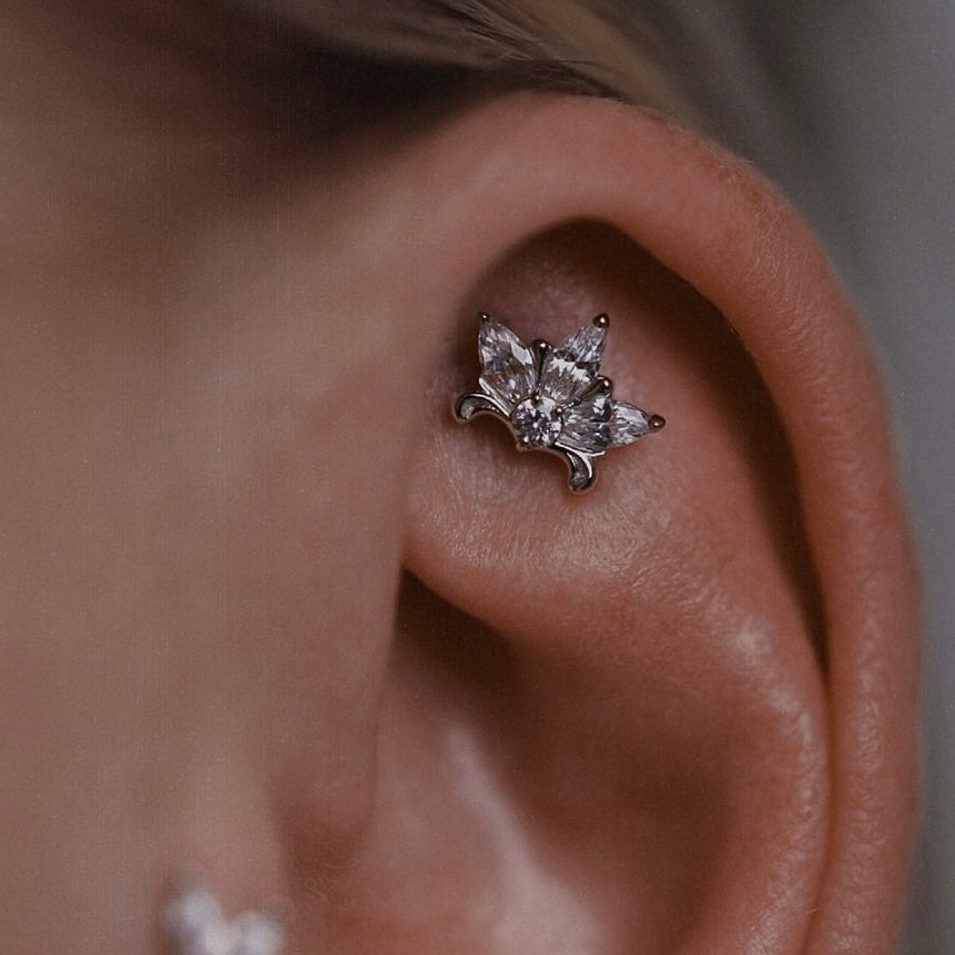 TYTANOWY KOLCZYK DO PIERCINGU UCHA – LABRET KWIAT Z CYRKONIAMI – SREBRNY