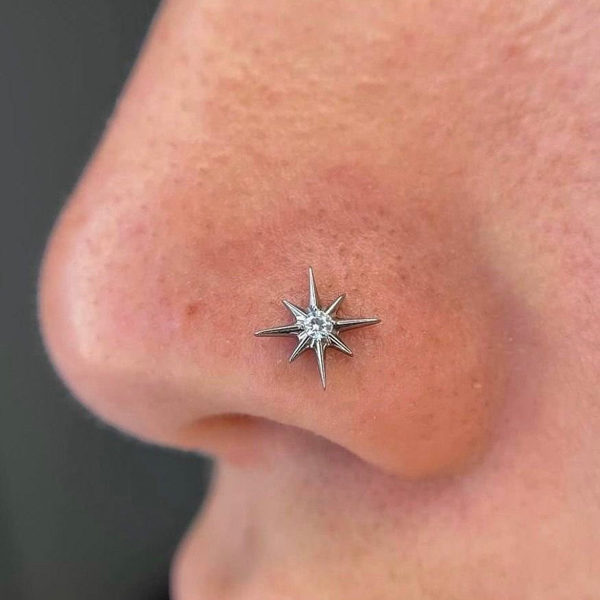 Tytanowy kolczyk gwiazda z cyrkonią – srebrny  kolczyk do piercingu