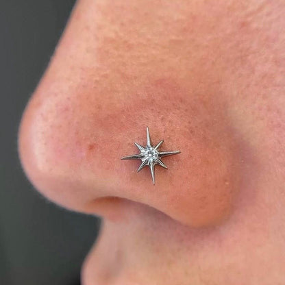 Tytanowy kolczyk gwiazda z cyrkonią – srebrny  kolczyk do piercingu