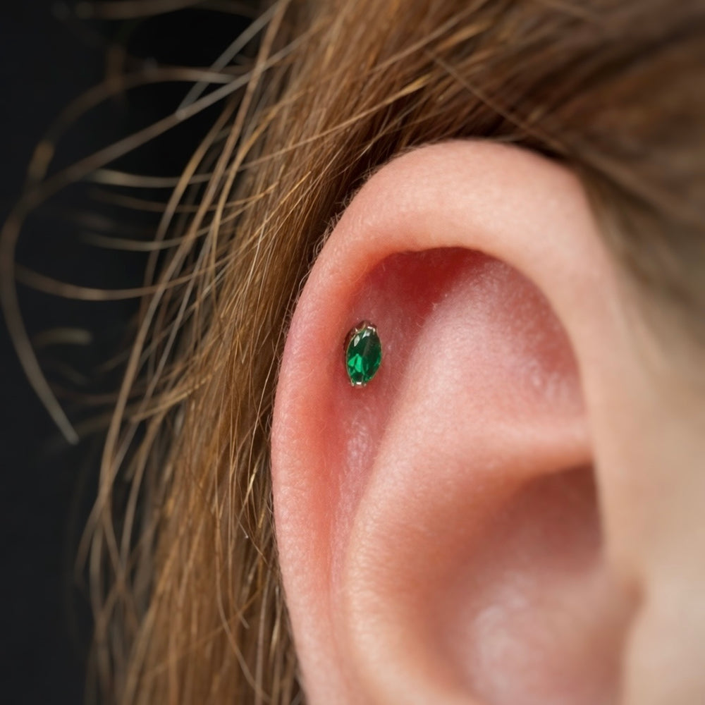 TYTANOWY LABRET Z CYRKONIĄ ZIELONĄ SREBRNY