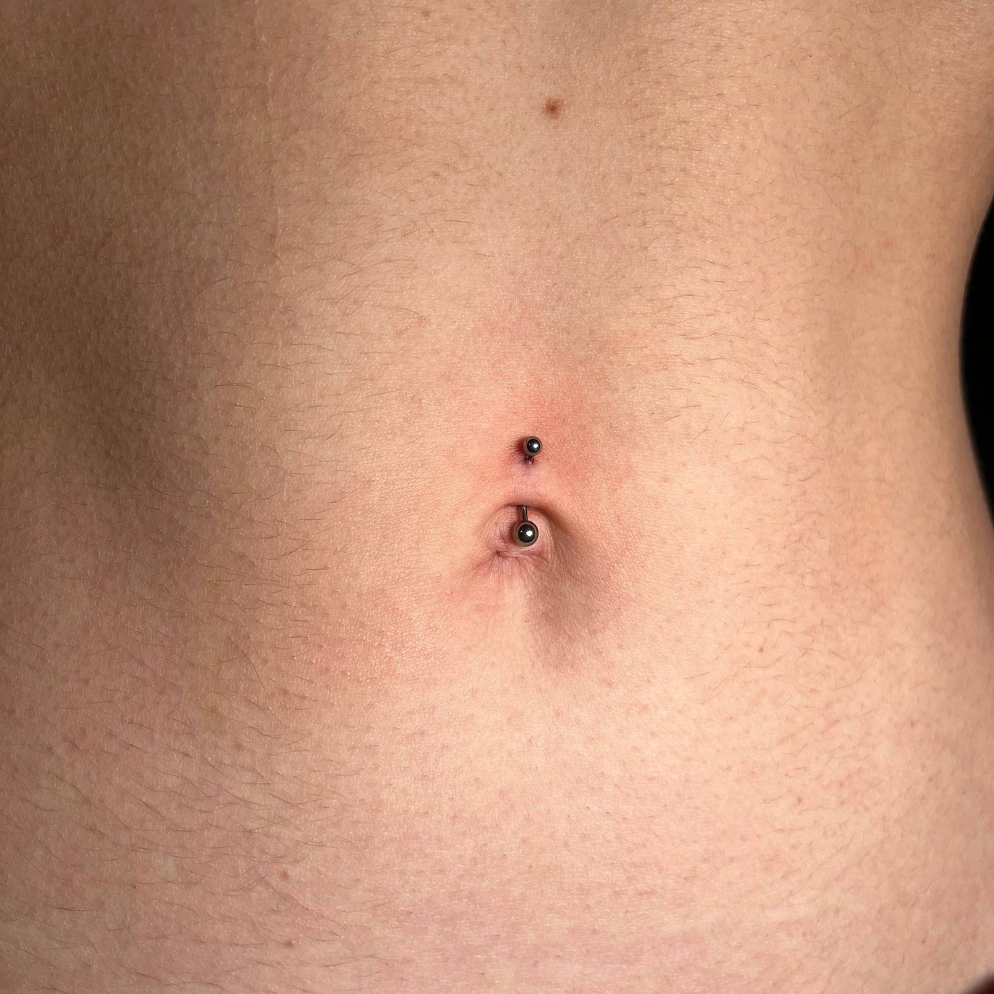 TYTANOWY KOLCZYK DO PĘPKA BANAN SREBRNY GWINT WEWNĘTRZNY