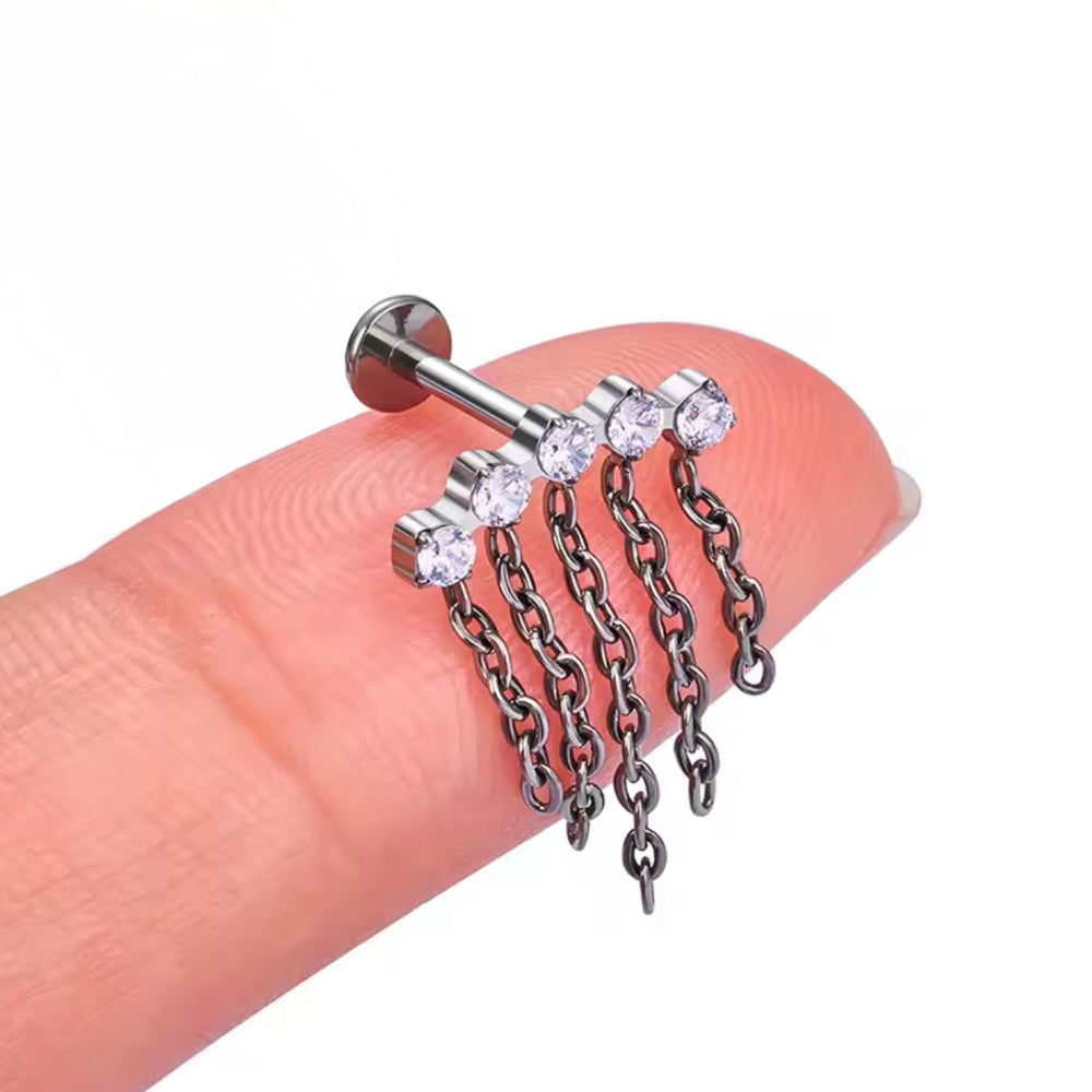 LABRET TYTANOWY Z ŁAŃCUSZKAMI I CYRKONIAMI – KOLCZYK DO PIERCINGU UCHA SREBRNY