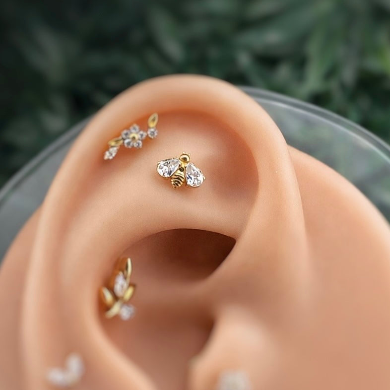 KOLCZYK DO PIERCINGU – TYTANOWY LABRET PSZCZÓŁKA Z BIAŁYMI CYRKONIAMI – SREBRNY