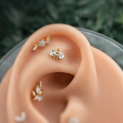 KOLCZYK DO PIERCINGU – TYTANOWY LABRET PSZCZÓŁKA Z BIAŁYMI CYRKONIAMI – SREBRNY